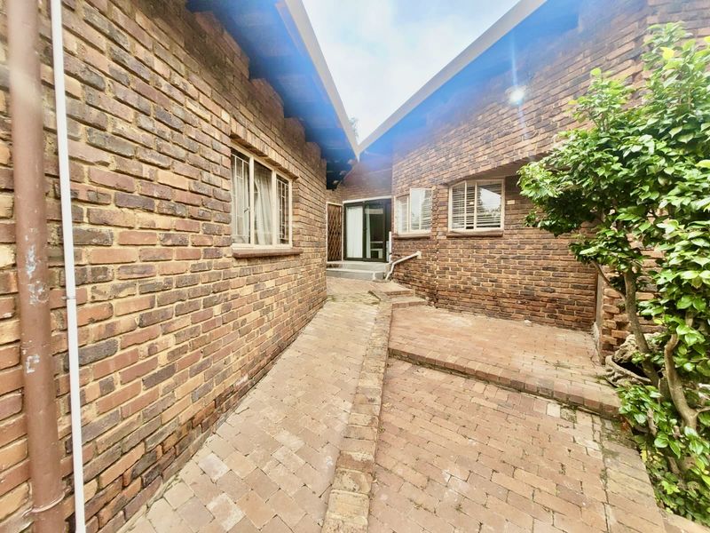 Entertainer’s Dream Home for the Modern Family – Waterkloof Glen - Photo 3