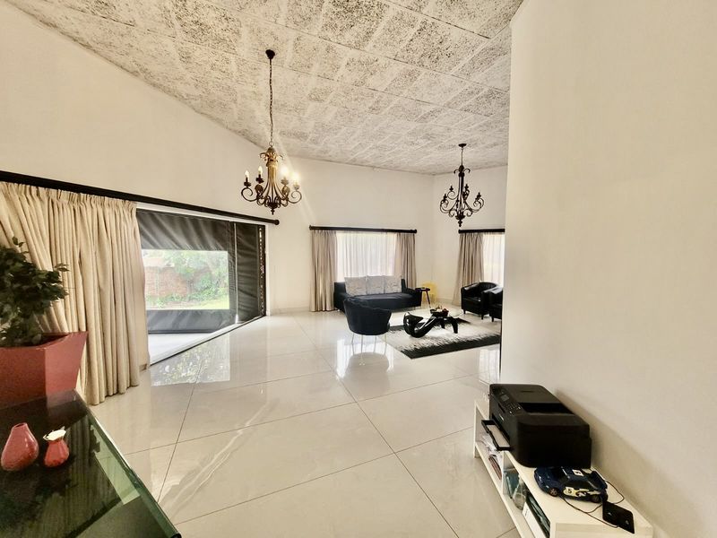 Entertainer’s Dream Home for the Modern Family – Waterkloof Glen - Photo 10