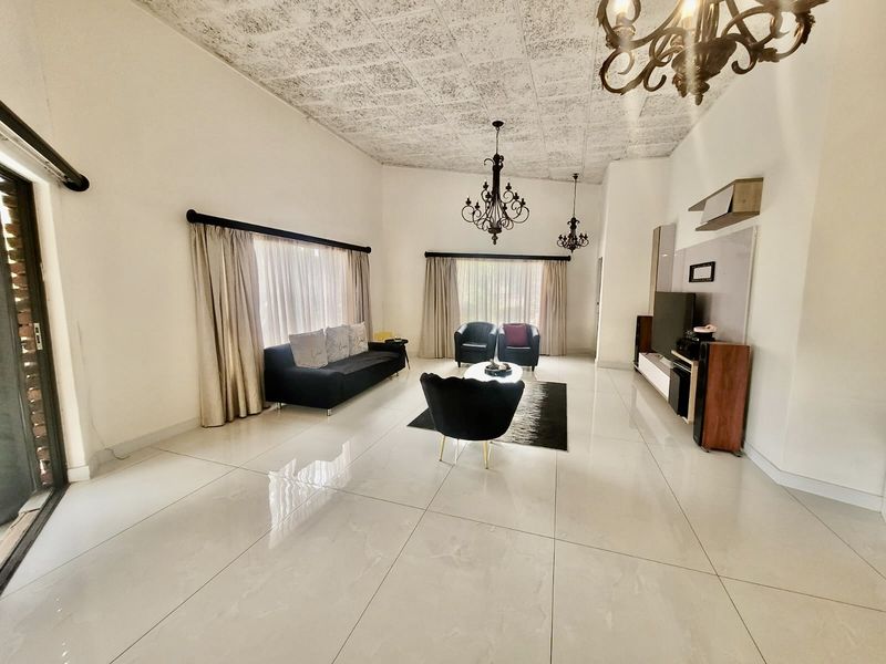 Entertainer’s Dream Home for the Modern Family – Waterkloof Glen - Photo 9