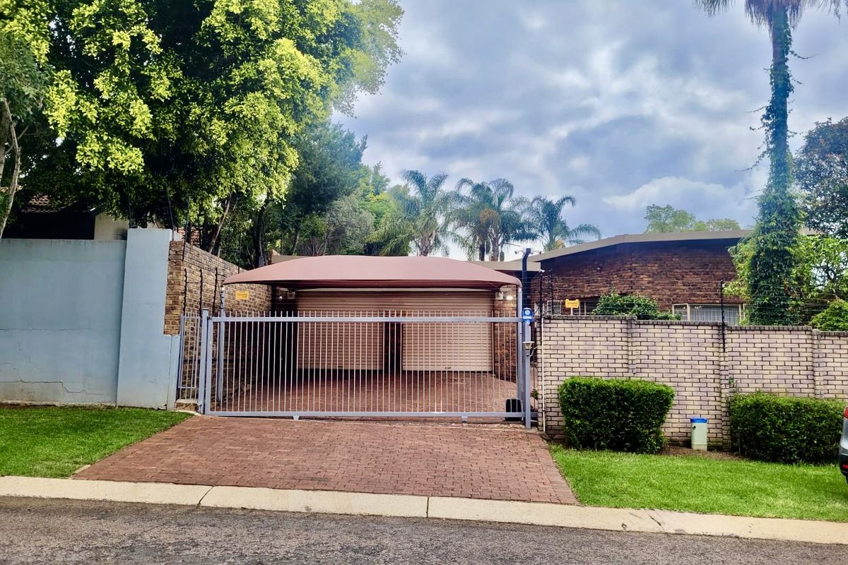 Entertainer’s Dream Home for the Modern Family – Waterkloof Glen - Photo 2