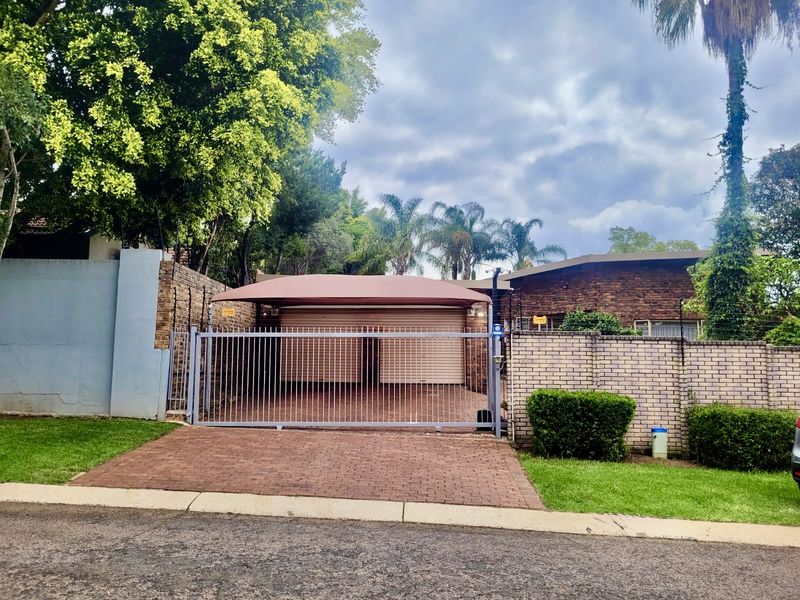 Entertainer’s Dream Home for the Modern Family – Waterkloof Glen - Photo 2