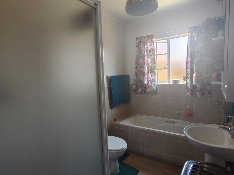 Spacious Pet-Friendly Townhouse in Popular Secure Complex - Photo 10