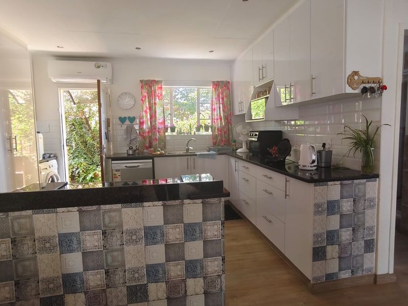 Spacious Pet-Friendly Townhouse in Popular Secure Complex - Photo 8