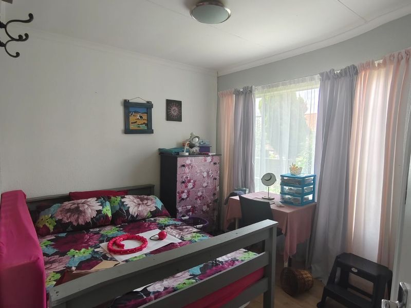 Spacious Pet-Friendly Townhouse in Popular Secure Complex - Photo 6