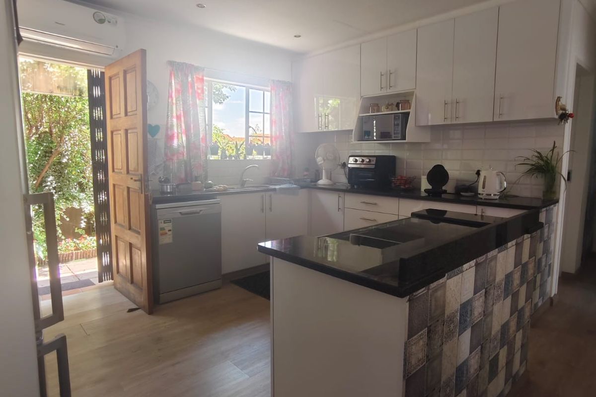 Spacious Pet-Friendly Townhouse in Popular Secure Complex - Photo 4