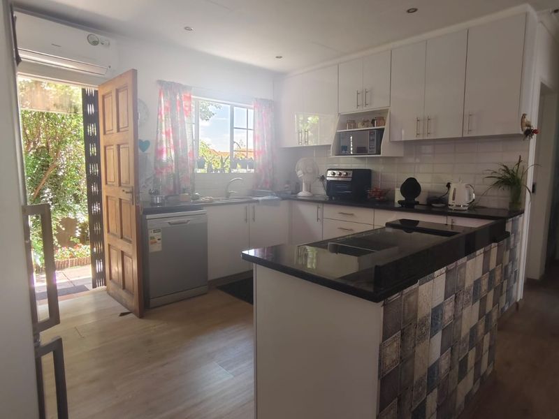 Spacious Pet-Friendly Townhouse in Popular Secure Complex - Photo 4