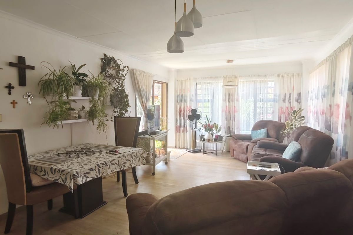 Spacious Pet-Friendly Townhouse in Popular Secure Complex - Photo 5