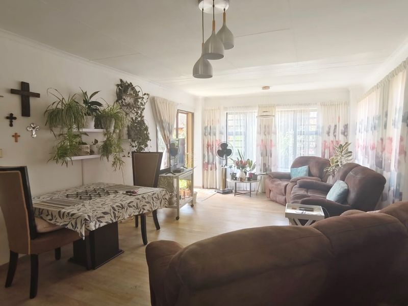 Spacious Pet-Friendly Townhouse in Popular Secure Complex - Photo 5