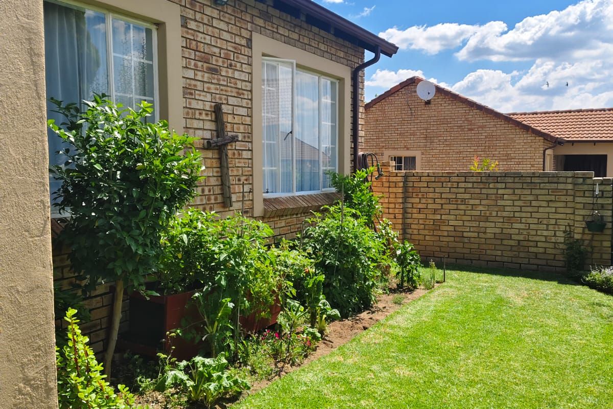 Spacious Pet-Friendly Townhouse in Popular Secure Complex - Photo 3