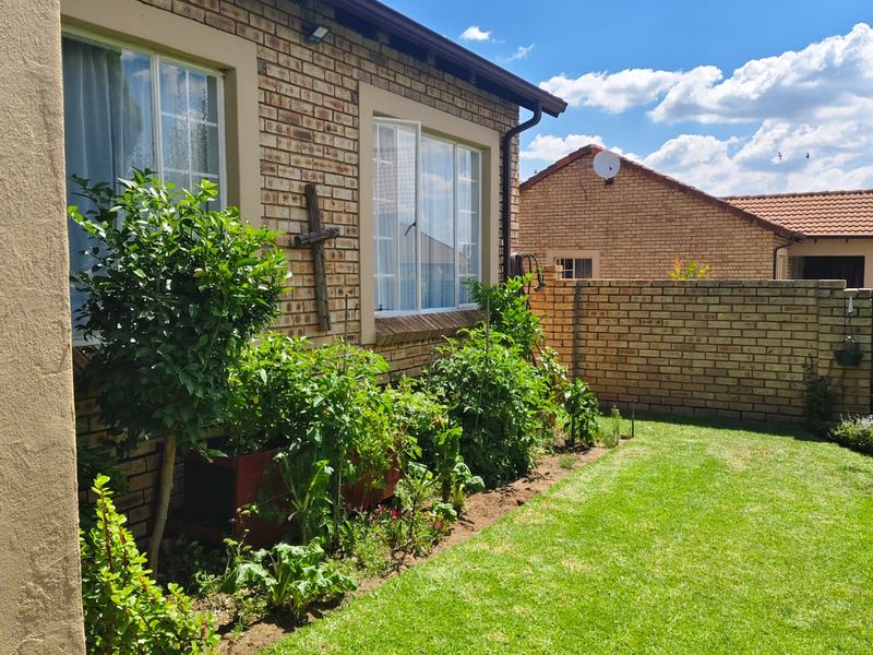 Spacious Pet-Friendly Townhouse in Popular Secure Complex - Photo 3