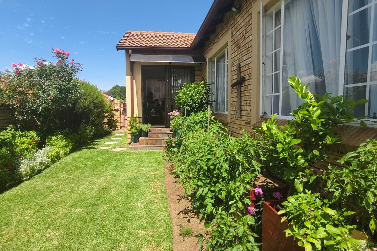 Spacious Pet-Friendly Townhouse in Popular Secure Complex - Photo 2