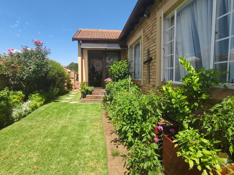 Spacious Pet-Friendly Townhouse in Popular Secure Complex - Photo 2