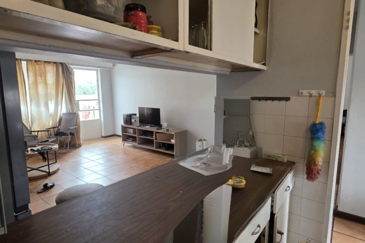 2 BEDROOM FLAT FOR SALE IN SW5. - Photo 2