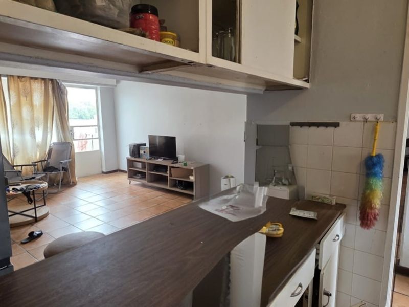 2 BEDROOM FLAT FOR SALE IN SW5. - Photo 2