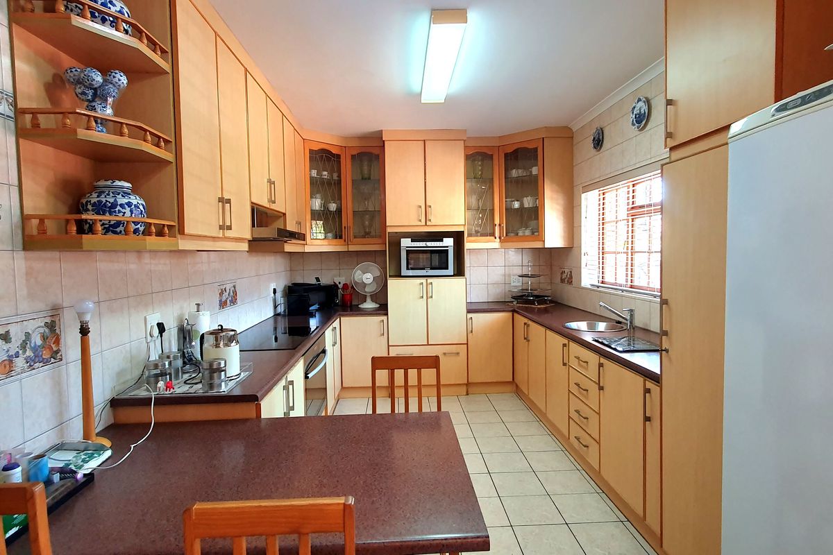 What a Spectacular Find in Winterhoek Park! - Photo 3