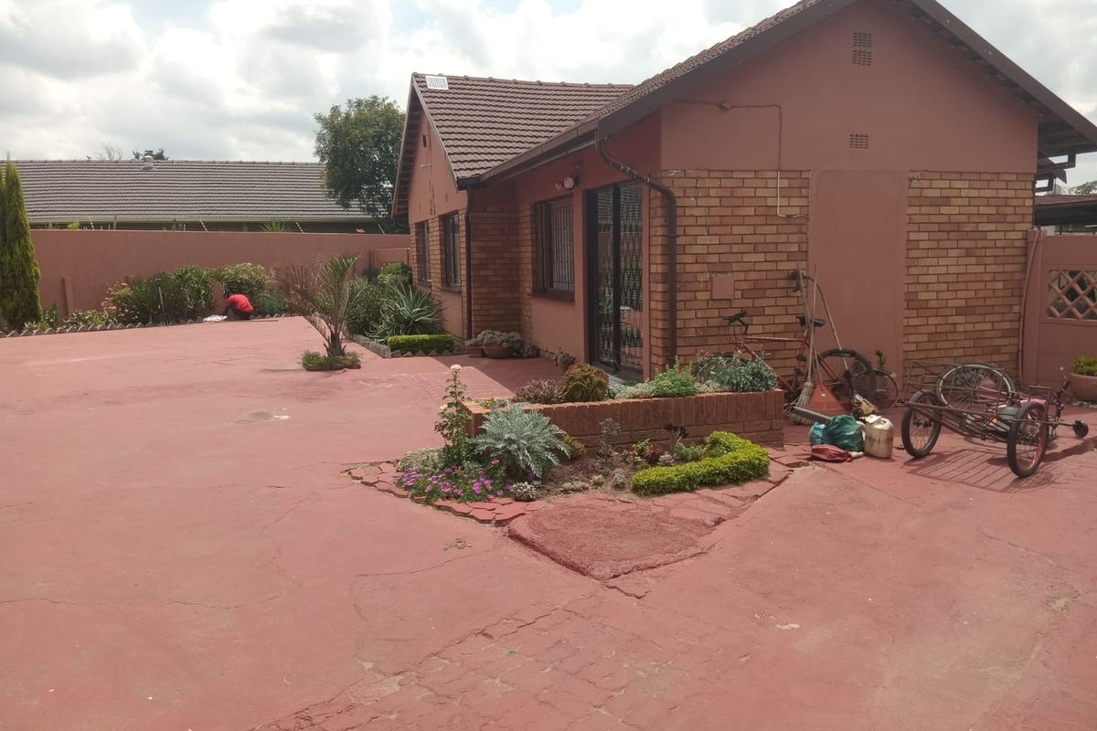 Well-Maintained 3-Bedroom Family Home with Excellent Extras - Photo 2