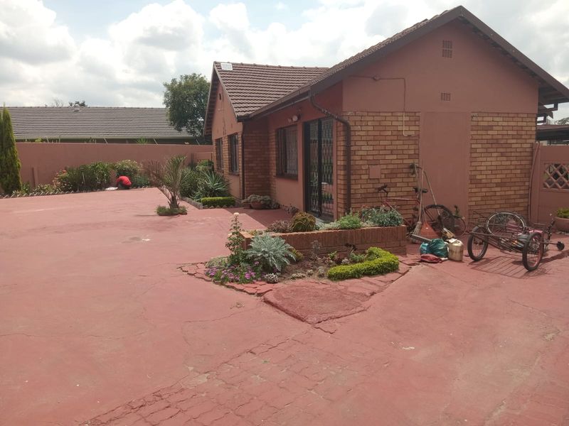 Well-Maintained 3-Bedroom Family Home with Excellent Extras - Photo 2