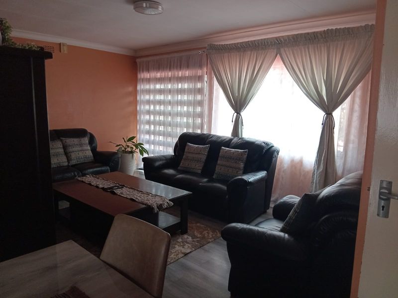 Well-Maintained 3-Bedroom Family Home with Excellent Extras - Photo 8