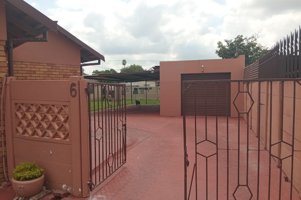 Well-Maintained 3-Bedroom Family Home with Excellent Extras - Photo 3