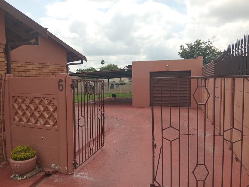 Well-Maintained 3-Bedroom Family Home with Excellent Extras - Photo 3