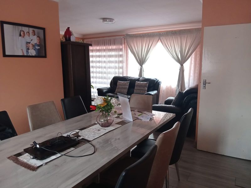 Well-Maintained 3-Bedroom Family Home with Excellent Extras - Photo 7