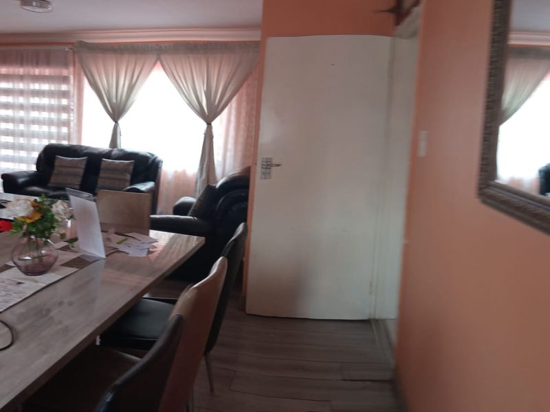 Well-Maintained 3-Bedroom Family Home with Excellent Extras - Photo 6