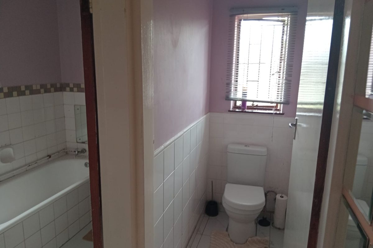 Well-Maintained 3-Bedroom Family Home with Excellent Extras - Photo 5