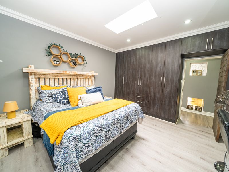 Entertainers family home (1489m2) available in Kenleaf,Brakpan - Photo 4