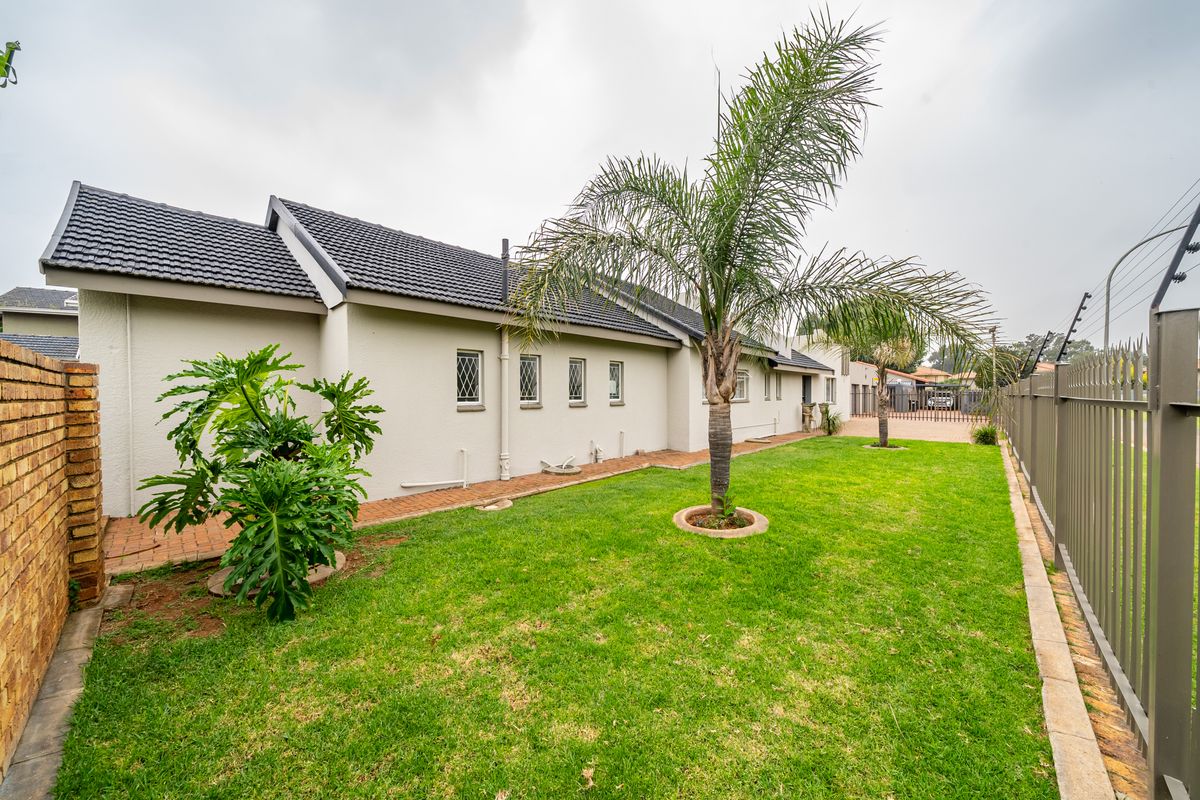 Entertainers family home (1489m2) available in Kenleaf,Brakpan - Photo 2