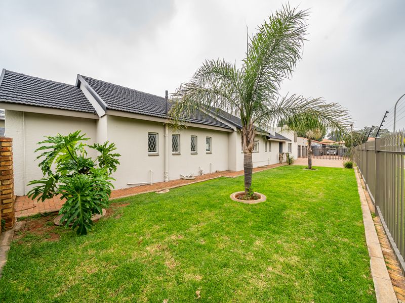 Entertainers family home (1489m2) available in Kenleaf,Brakpan - Photo 2