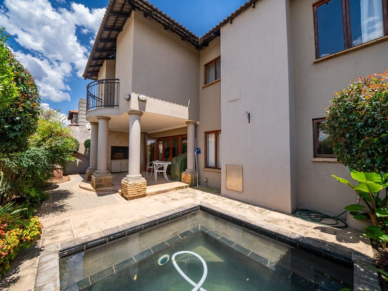 Gorgeous 4 bedroom, 3 bathroom, pool home in Atlantis City, Sonneveld - Photo 3