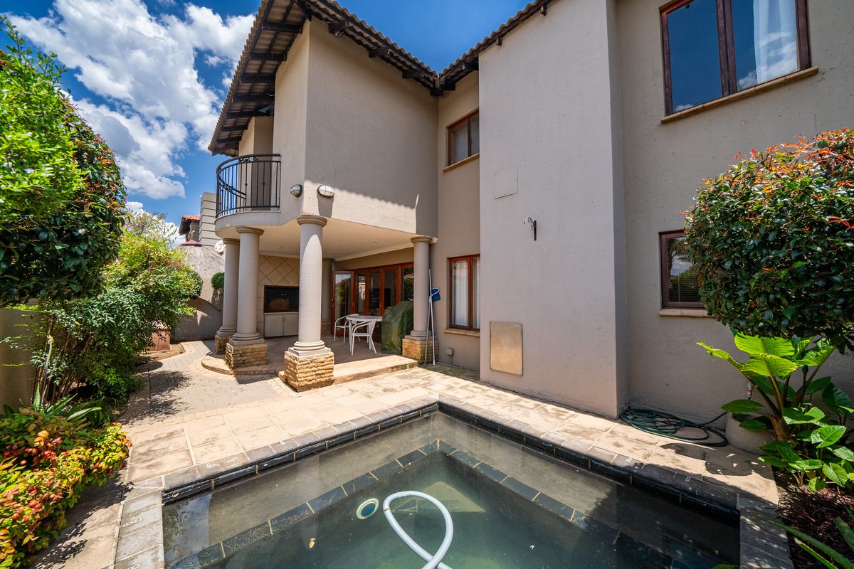Gorgeous 4 bedroom, 3 bathroom, pool home in Atlantis City, Sonneveld - Photo 3