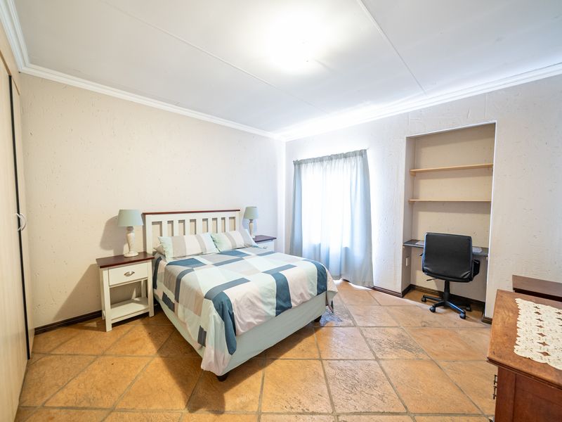 Stunning 4 bedroom, 3 bathroom, pool home in Atlantis City, Sonneveld - Photo 9