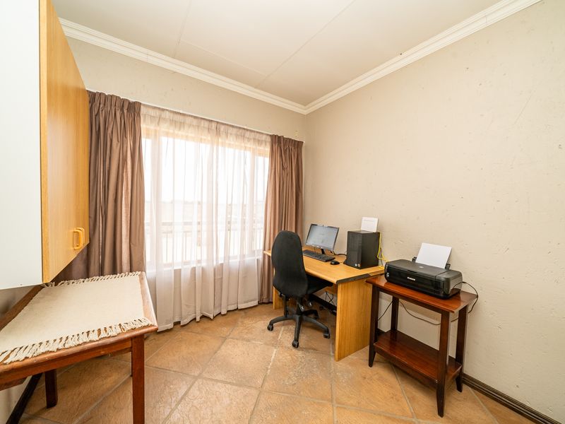 Stunning 4 bedroom, 3 bathroom, pool home in Atlantis City, Sonneveld - Photo 10