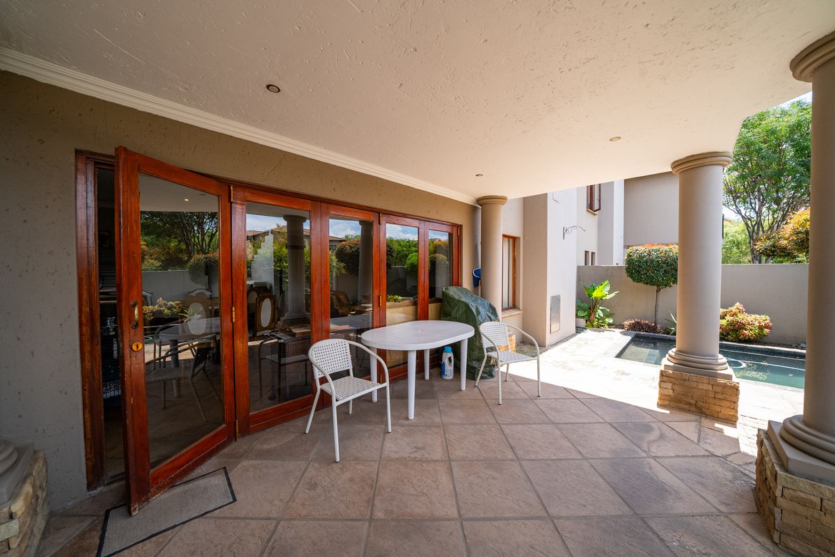 Stunning 4 bedroom, 3 bathroom, pool home in Atlantis City, Sonneveld - Photo 4