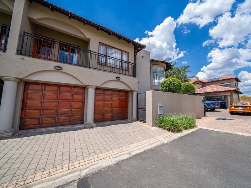 Gorgeous 4 bedroom, 3 bathroom, pool home in Atlantis City, Sonneveld - Photo 4