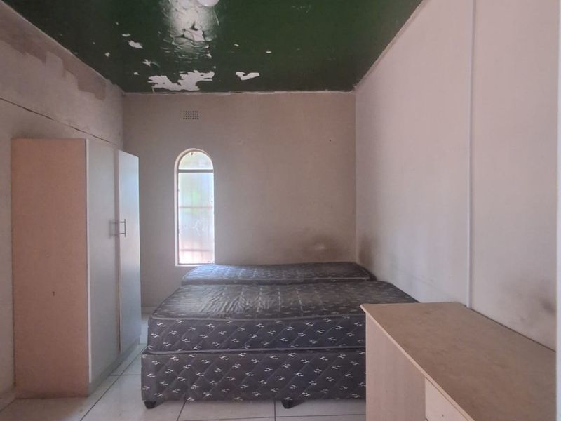 LOCATION!!LOCATION!! LOCATION!!! - 14 Bedrooms Student Housing opposite VUT. - Photo 10