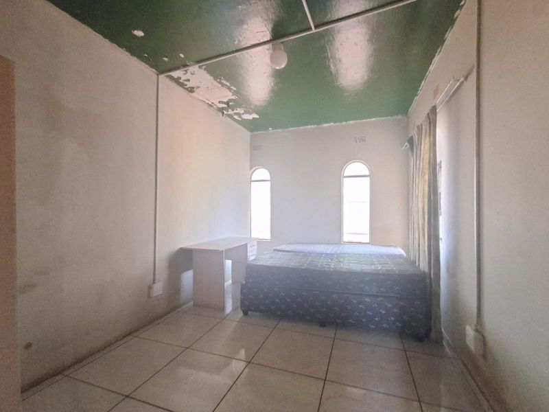 LOCATION!!LOCATION!! LOCATION!!! - 14 Bedrooms Student Housing opposite VUT. - Photo 9