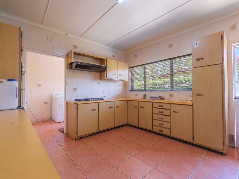 Endless Ocean Views & Exceptional Potential – A Rare One-Level Fixer-Upper - Photo 10