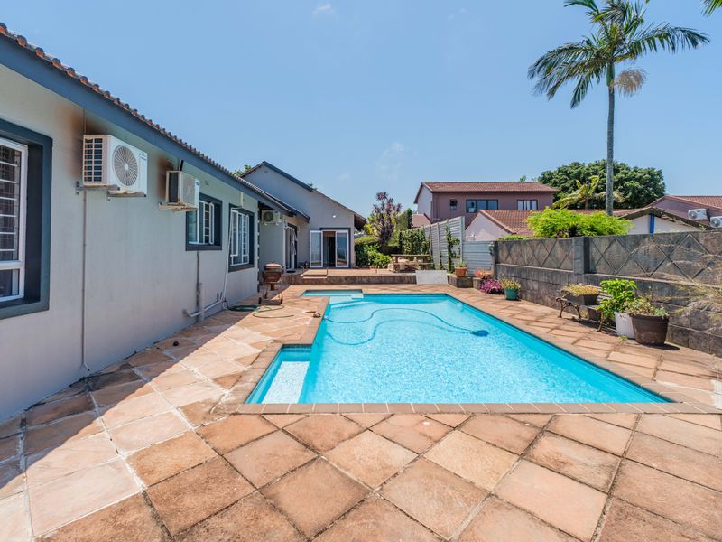 Endless Ocean Views & Exceptional Potential – A Rare One-Level Fixer-Upper - Photo 4