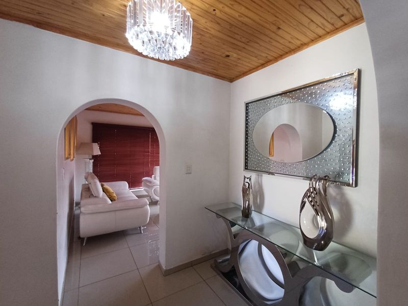 Elegant Gem In A Lovely Cull De Sac In SE 3. - Photo 3