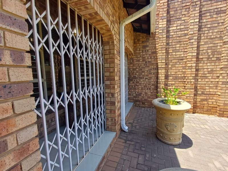 Elegant Gem In A Lovely Cull De Sac In SE 3. - Photo 2