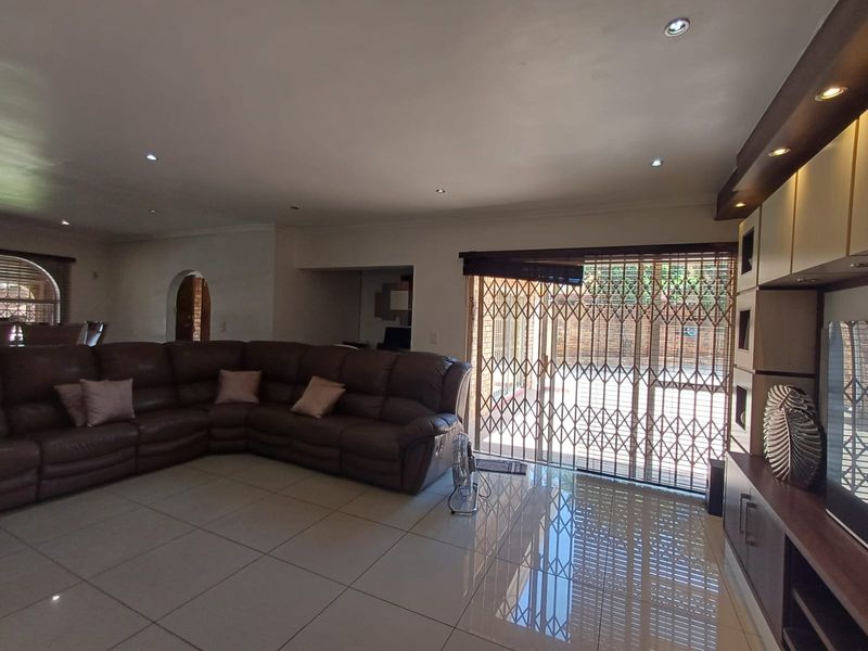 Elegant Gem In A Lovely Cull De Sac In SE 3. - Photo 4