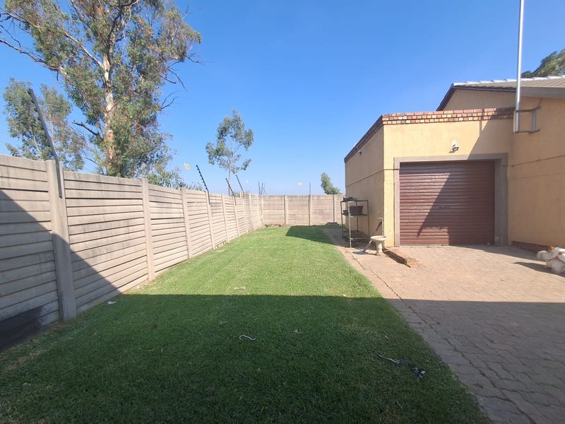 Well kept Complex in Riversdale Meyerton. 2 bedroom Townhouse available. - Photo 10