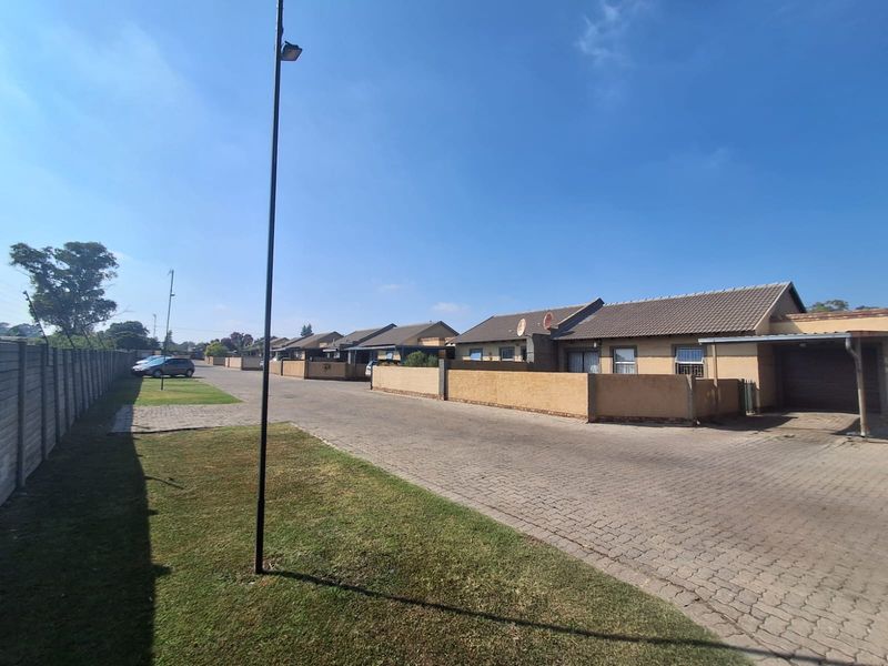 Well kept Complex in Riversdale Meyerton. 2 bedroom Townhouse available. - Photo 9