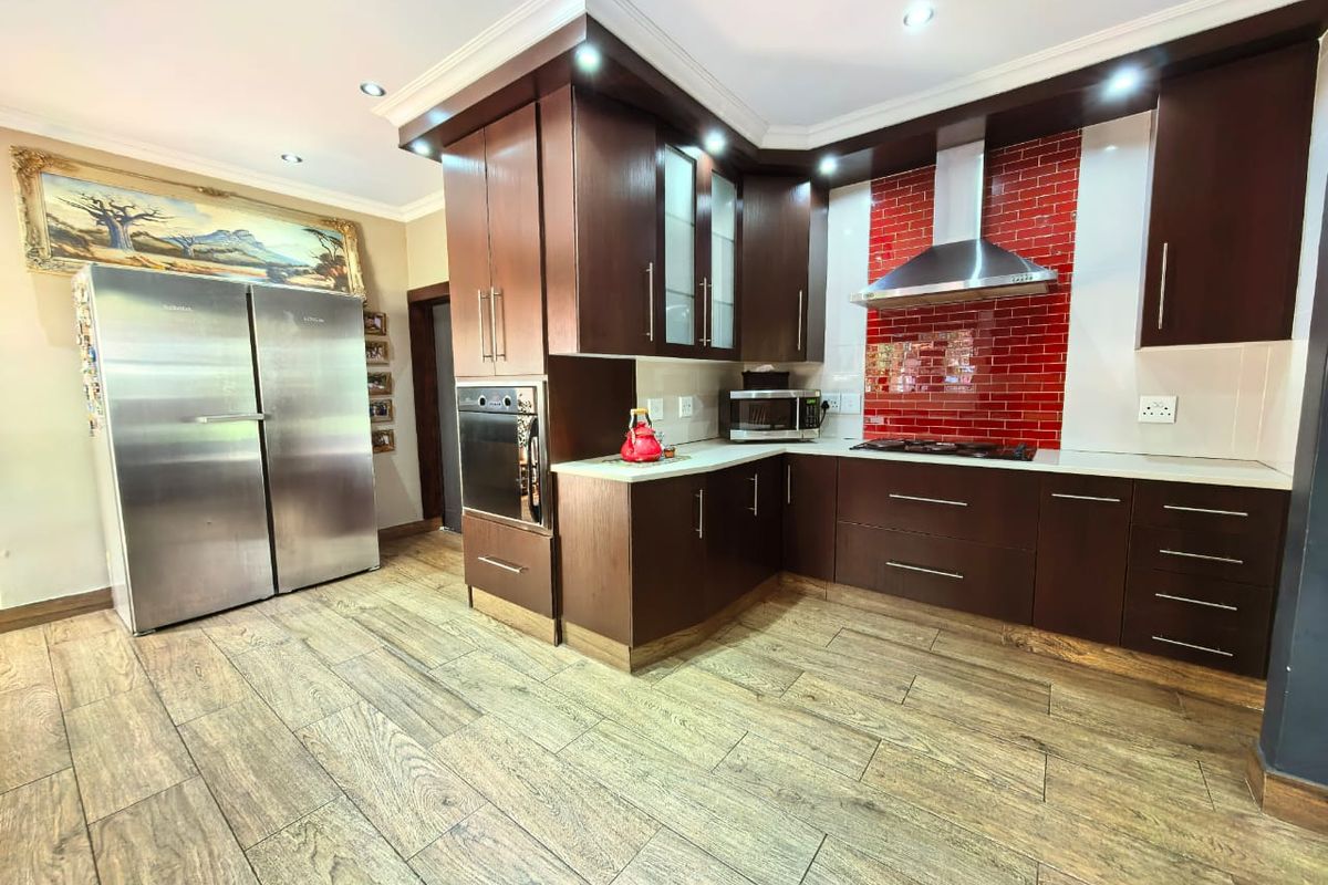 Luxurious Family Home in Sasolburg prime area with a Borehole and Solar system. - Photo 2