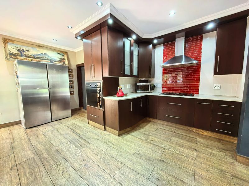 Luxurious Family Home in Sasolburg prime area with a Borehole and Solar system. - Photo 2