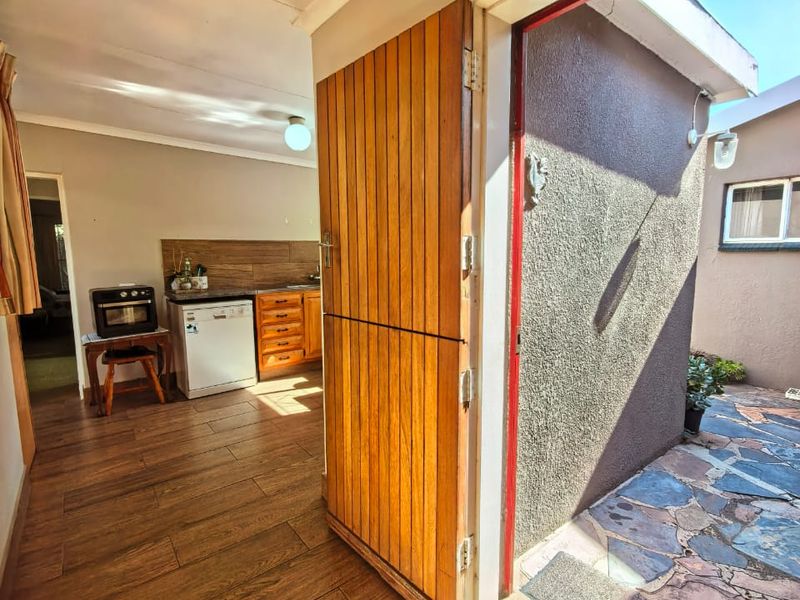 Luxurious Family Home in Sasolburg prime area with a Borehole and Solar system. - Photo 7