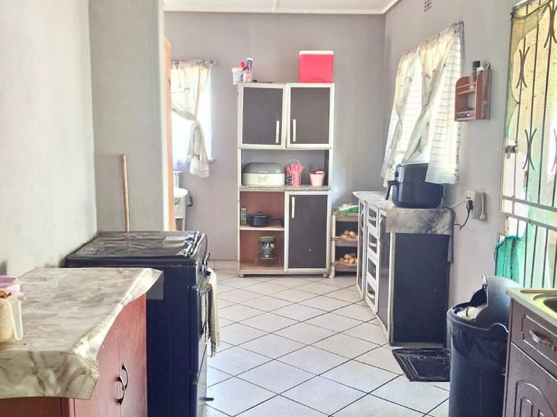 This property is ideal for an investment as it is walking distance to Sasolburg CBD and the college. - Photo 10