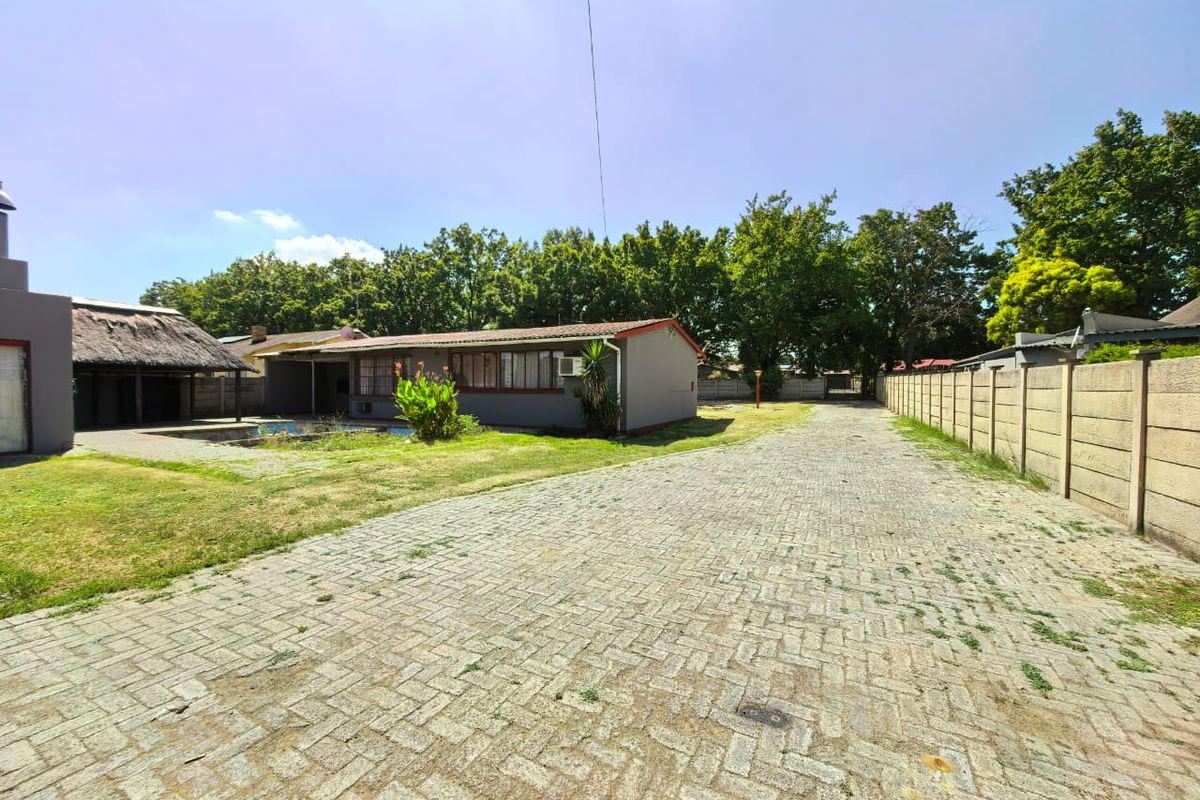 This property is ideal for an investment as it is walking distance to Sasolburg CBD and the college. - Photo 2